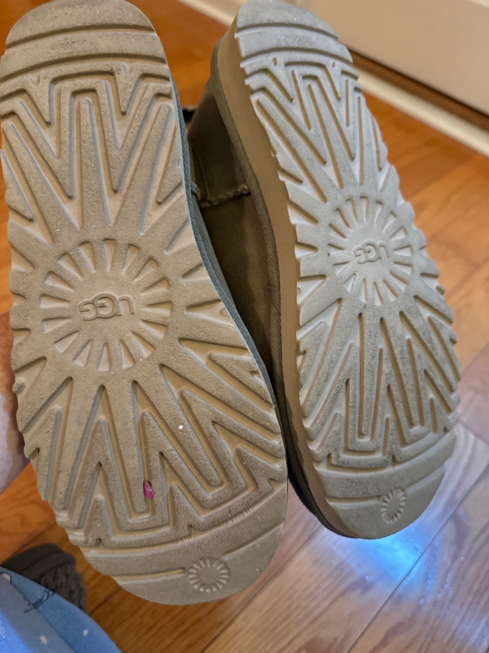 Women’s low green Ugg’s size women’s 8. - Picture 3 of 5